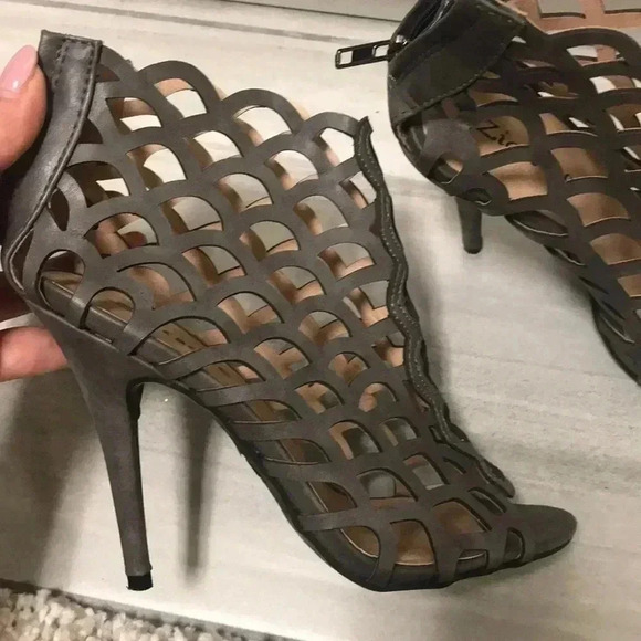 Gray caged heels - Picture 4 of 8